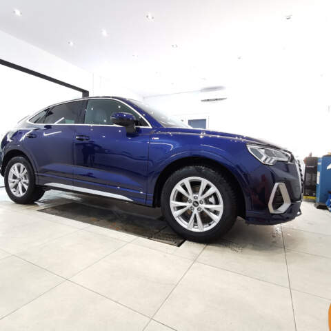 Audi Q3 zabezpieczenie całego frontu folią ochronną ppf, lakier zabezpieczony Grafenową powłoką ochronną, dodatkowo zabezpieczono felgi i szyby